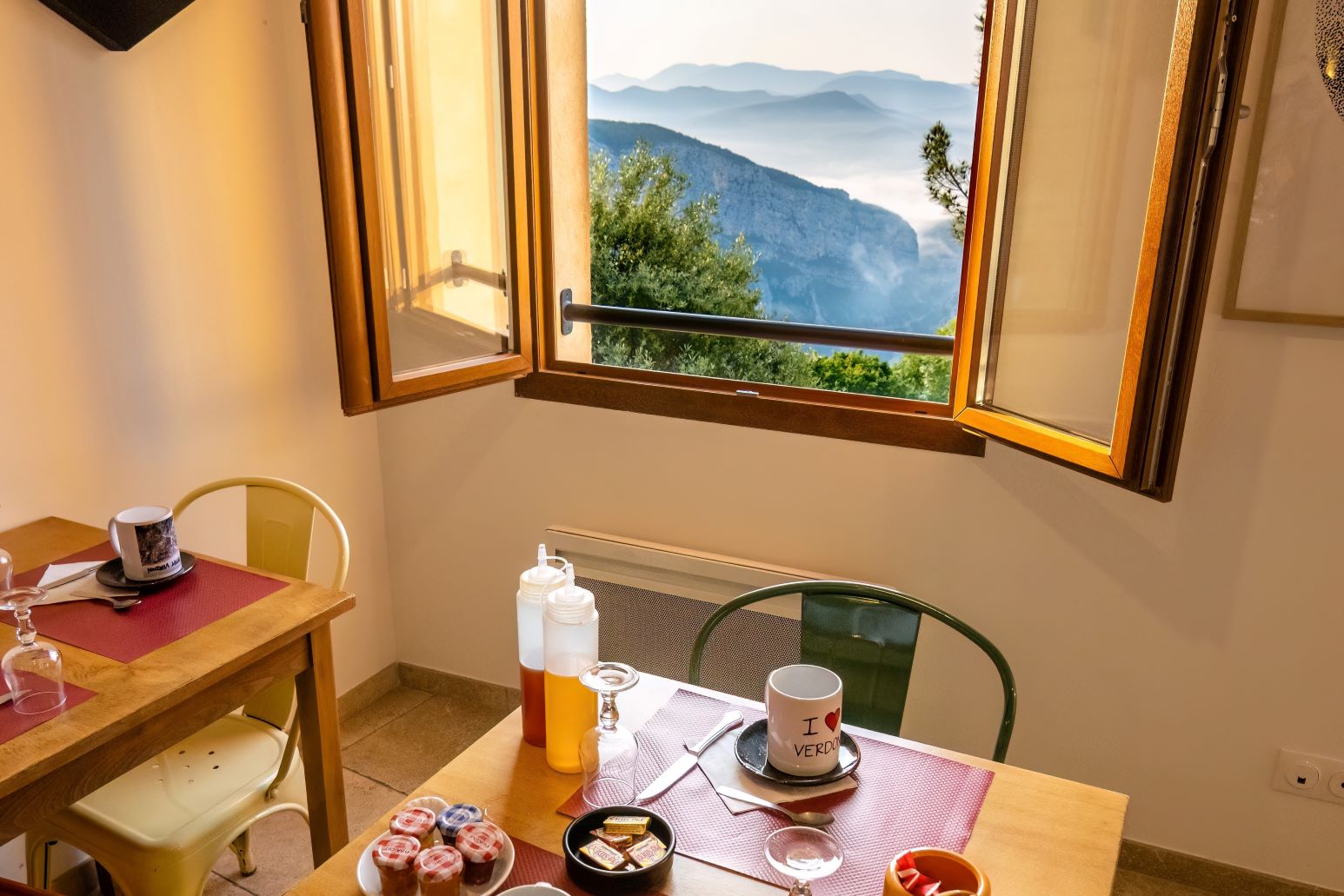 chambre avec vue, gîte le mur d'abeilles, à Rougon, Gorges du verdon